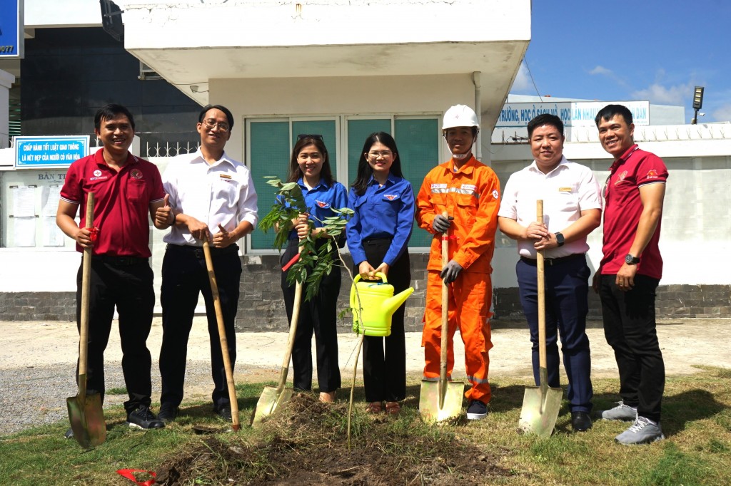 Phó TGĐ EVNHCMC Luân Quốc Hưng (thứ 2 từ bên phải), Bí thư Đoàn EVNHCMC (bìa trái) cùng cán bộ đoàn huyện Nhà Bè trồng cây tặng Trường tiểu học Nguyễn Việt Hồng, huyện Nhà Bè