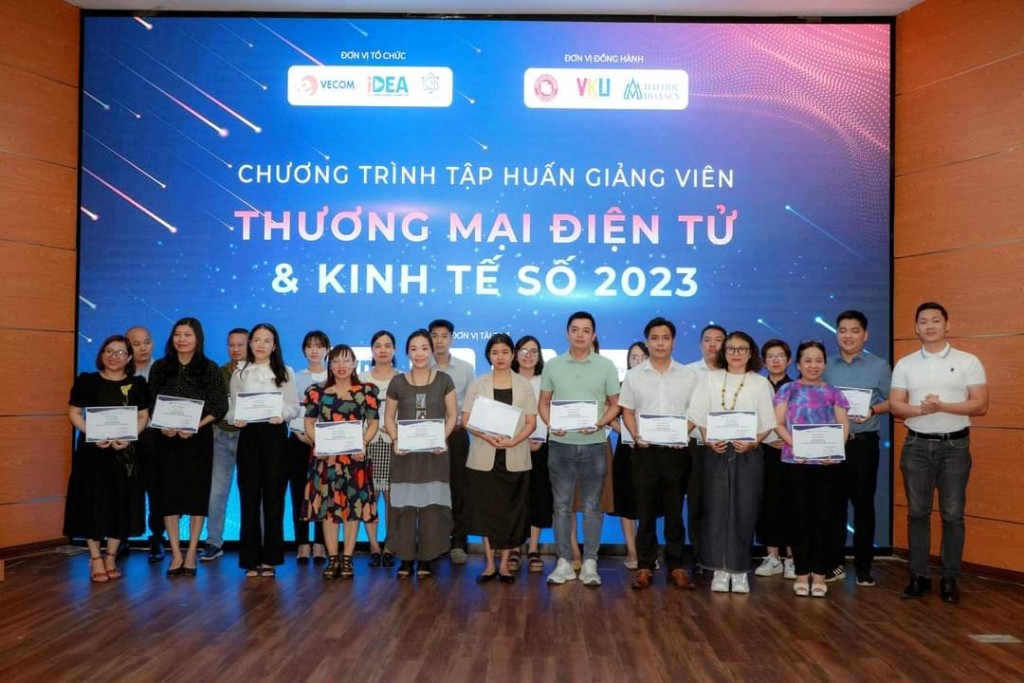 Chương trình tập huấn giảng viên Thương mại điện tử và Kinh tế số (TMĐT&amp;KTS) năm 2023 vừa được diễn ra tại Trường Đại học Công nghệ Thông tin và Truyền thông Việt Hàn