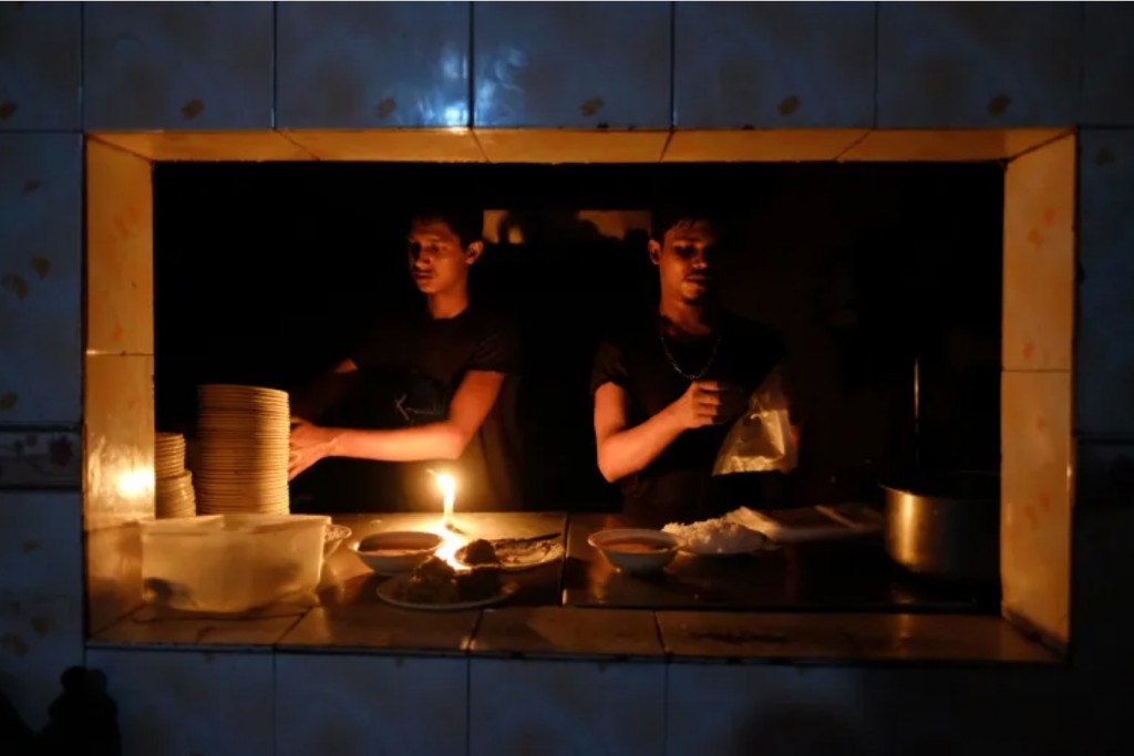 Một quán ăn ở thủ đô Dhaka, Bangladesh bị mất điện (Ảnh: AP)