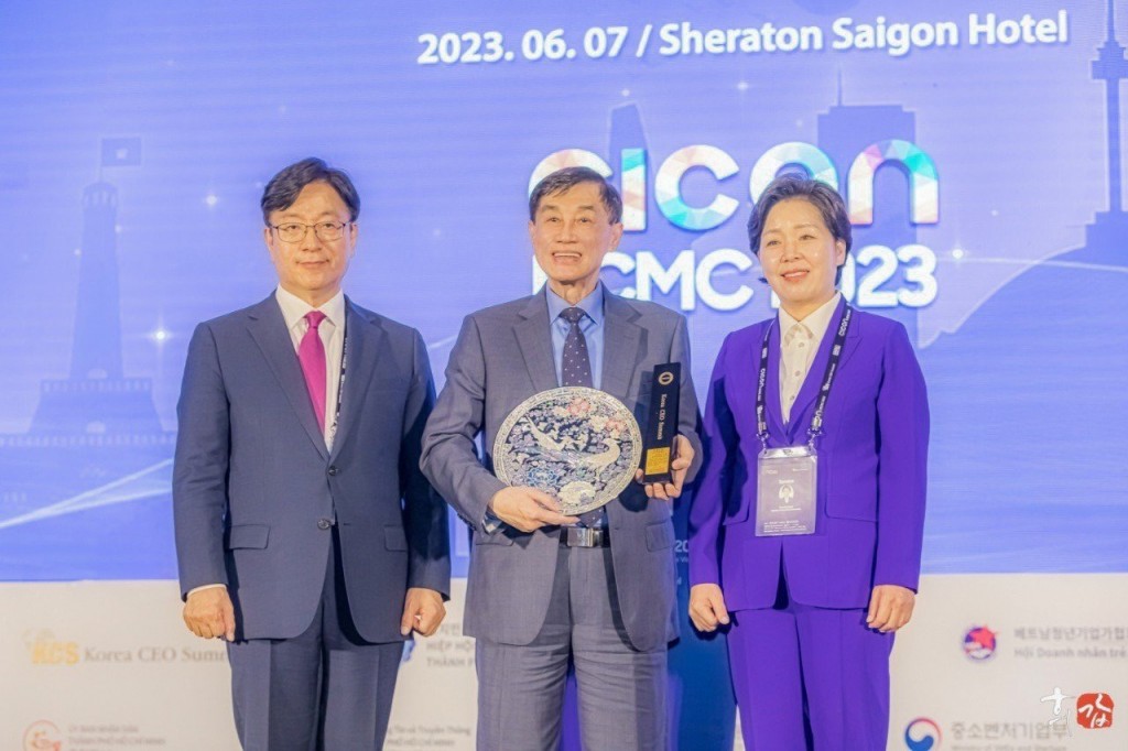 Ông Park Bong Kyu, Tổng Giám đốc Korea CEO Summit trao kỷ niệm chương tặng ông Johnathan Hạnh Nguyễn