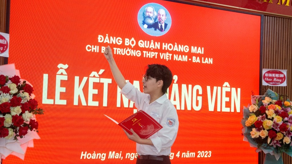 Nguyễn Minh Hiển trong lễ kếp nạp Đảng