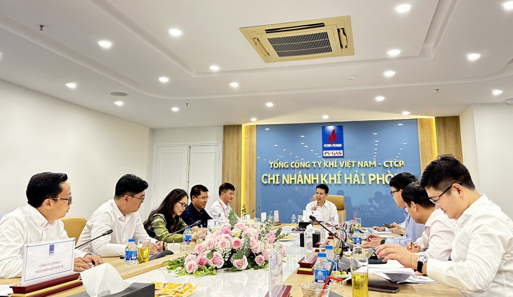 Tổng giám đốc Phạm Văn Phong chủ trì cuộc họp làm việc với KHP