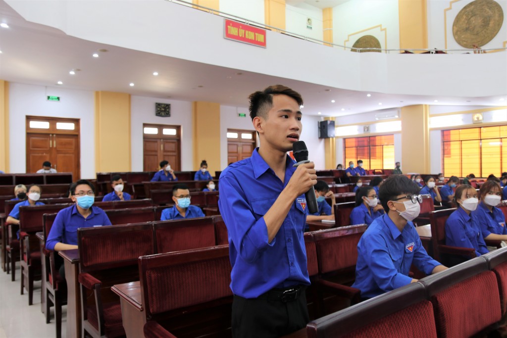 Thanh niên Kon Tum tham gia chương trình đối thoại về việc làm