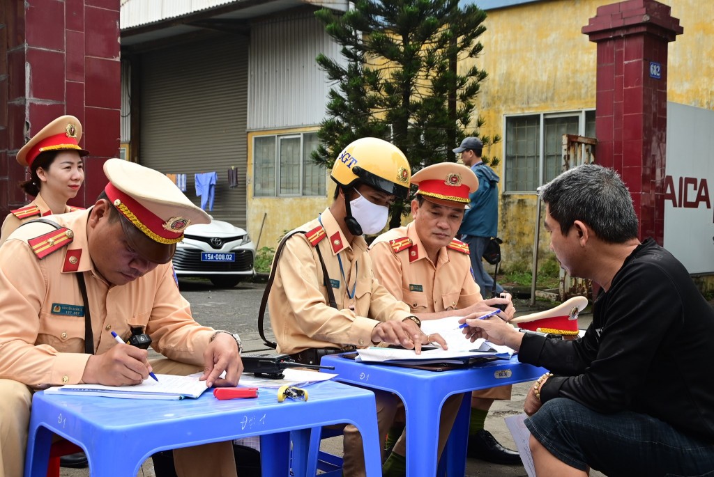 Lực lượng CSGT lập biên bản các trường hợp vi phạm trật tự an toàn giao thông