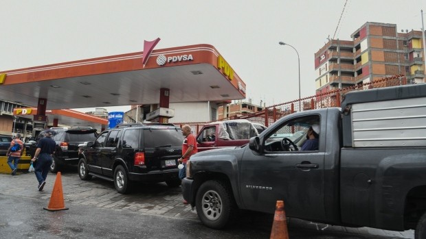 Cảnh ô tô xếp hàng dài vài km chờ đổ xăng không phải là hiếm ở Venezuela (Ảnh: Bloomberg)