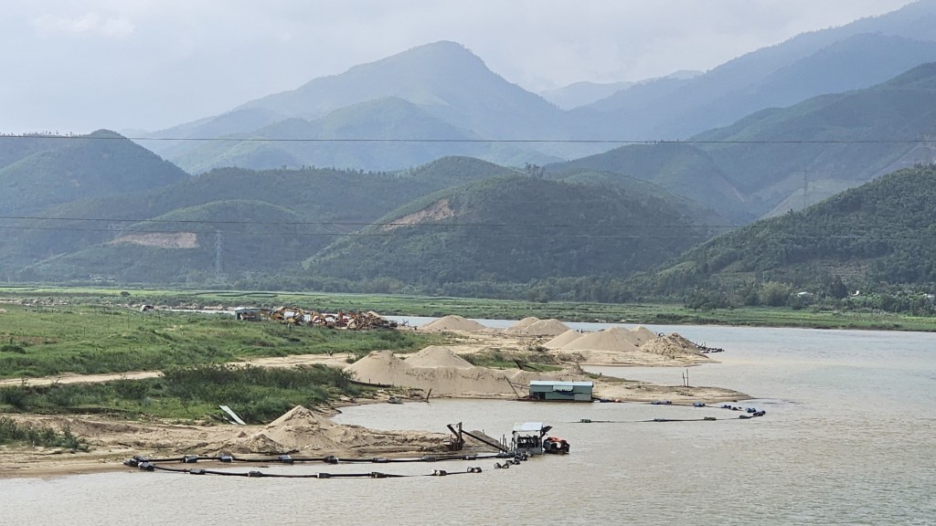Khai thác cát lòng sông Thu Bồn tại huyện Đại Lộc (Ảnh: V.Q)