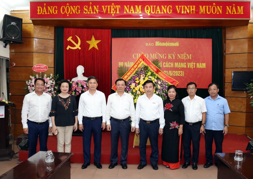 Bí thư Thành ủy Đinh Tiến Dũng chúc mừng Thông tấn xã Việt Nam, Báo Hànộimới