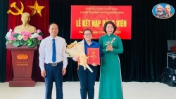 Thêm một học sinh THPT ở Hà Nội được kết nạp Đảng