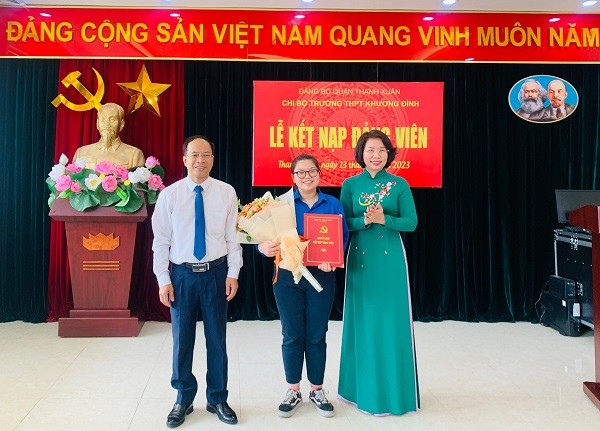 Đồng chí Bùi Huyền Mai trao Quyết định kết nạp đảng cho học sinh Trường THPT Khương Đình.