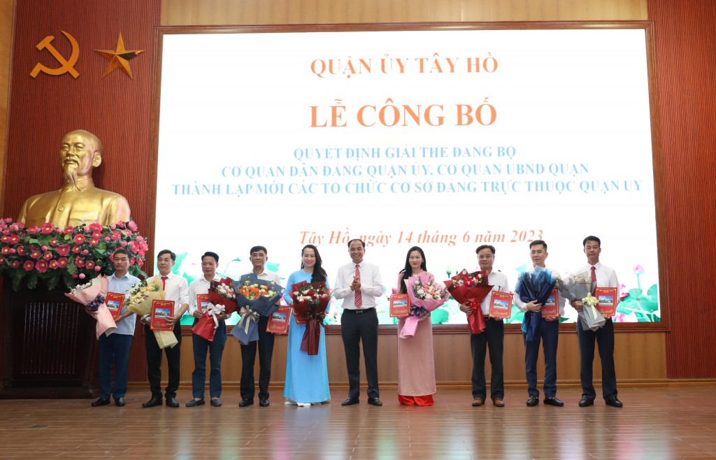 Đồng chí Nguyễn Đình Khuyến, Phó Bí thư Quận uỷ, Chủ tịch UBND quận Tây Hồ trao quyết định thành lập tổ chức cơ sở Đảng