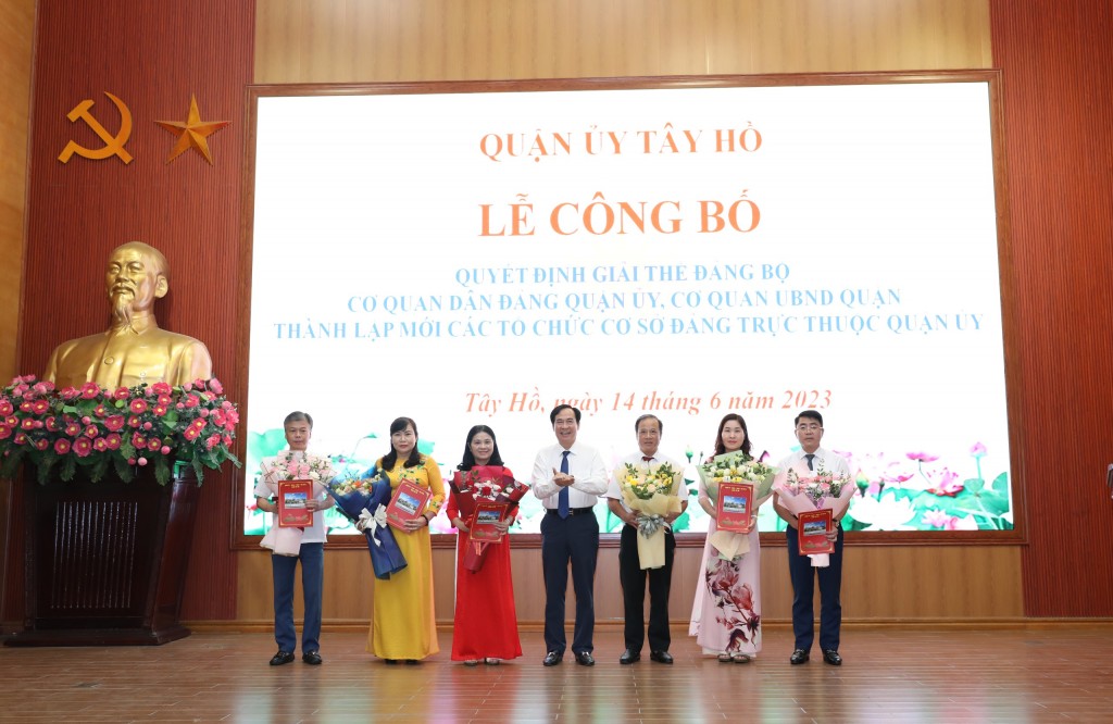 Đồng chí Tuấn trao quyết định thành lập các chi bộ trực thuộc Đảng bộ quận