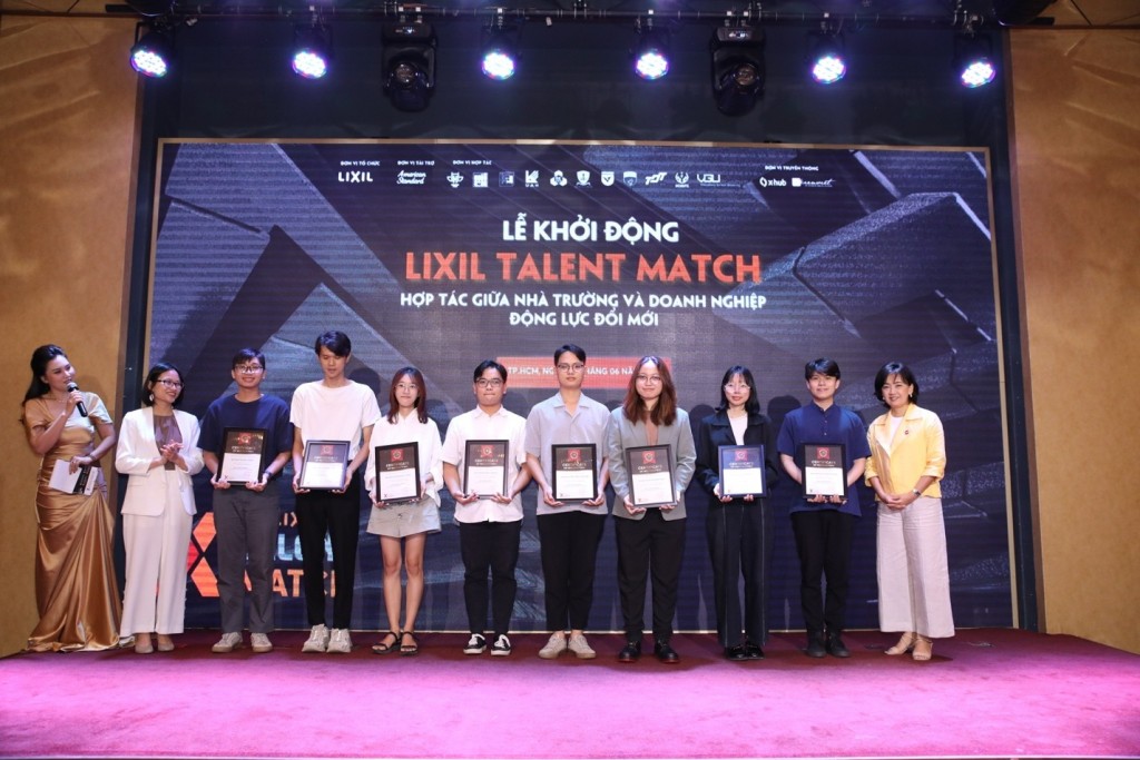 Sinh viên tài năng LIXIL Talent Match 2022 nhận chứng nhận hoàn thành của chương trình