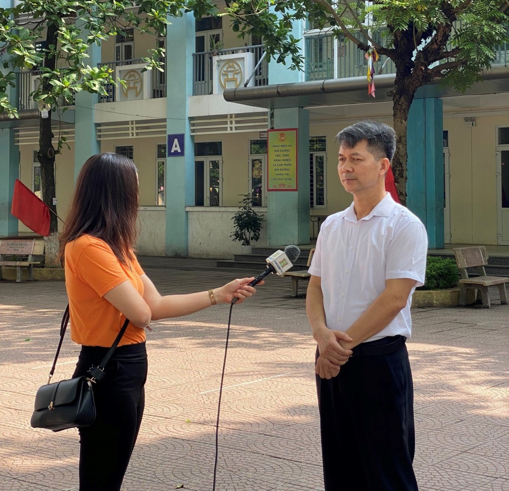 Thầy Nguyễn Văn Lương chia sẻ với phóng viên về việc đưa chương trình hè đến với học sinh.