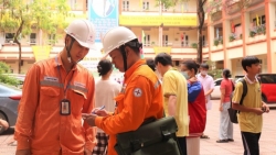 Ứng trực đảm bảo nguồn điện cho 201 điểm thi tại Hà Nội