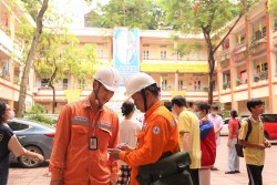 Ứng trực đảm bảo nguồn điện cho 201 điểm thi tại Hà Nội