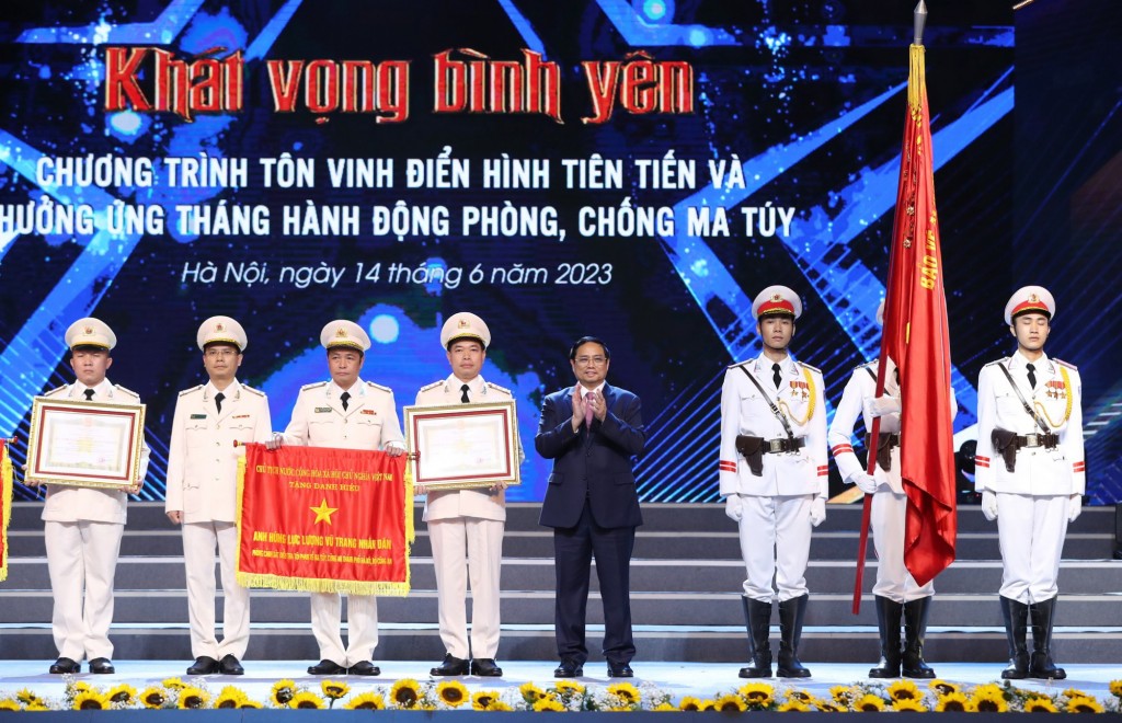 Thủ tướng Phạm Minh Chính trao tặng danh hiệu Anh hùng lực lượng vũ trang nhân dân cho các đơn vị - Ảnh: VGP/Nhật Bắc