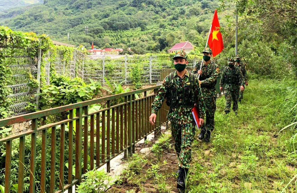 Cán bộ, chiến sỹ Đồn Biên phòng Cửa khẩu Quốc tế Thanh Thủy (Hà Giang) tuần tra, kiểm soát song phương. 