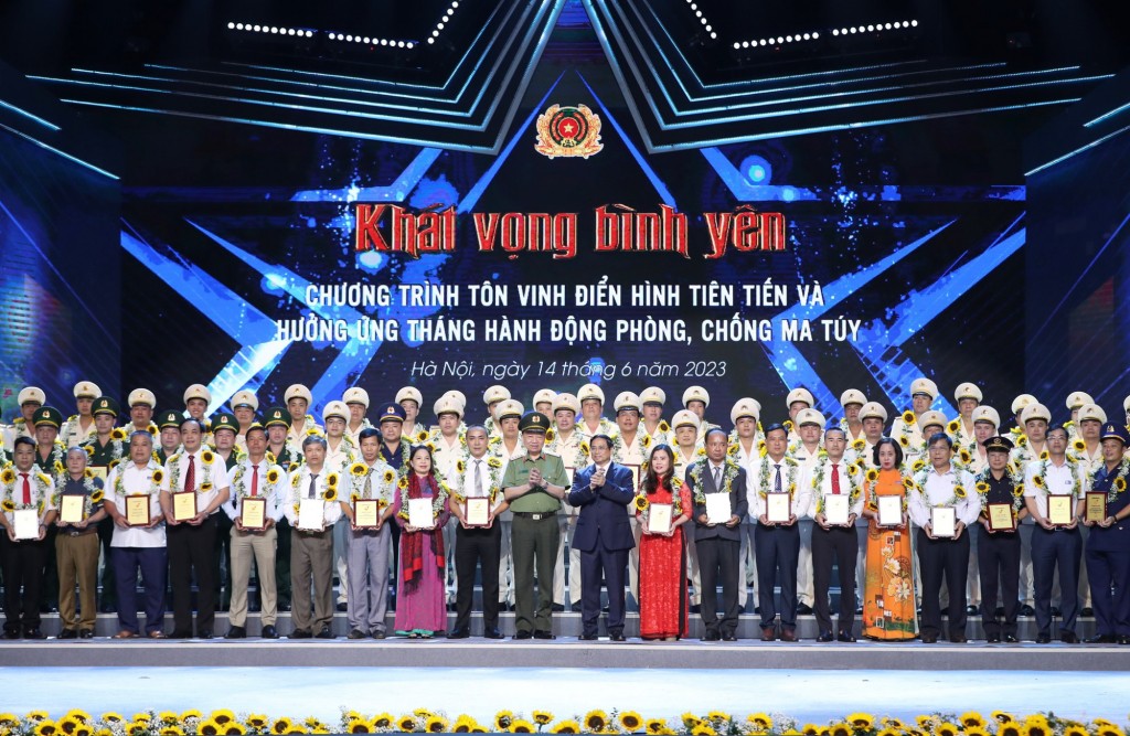 Thủ tướng Phạm Minh Chính trao thưởng cho các cá nhân, đơn vị điển hình tiên tiến có thành tích xuất sắc trong công tác phòng, chống ma túy - Ảnh: VGP/Nhật Bắc