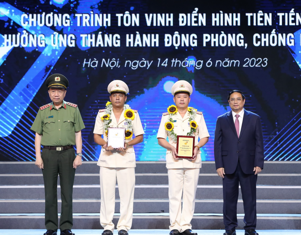 Thủ tướng Phạm Minh Chính và Bộ trưởng Tô Lâm trao thưởng cho các cá nhân, đơn vị điển hình tiên tiến có thành tích xuất sắc trong công tác phòng, chống ma túy - Ảnh: VGP/Nhật Bắc