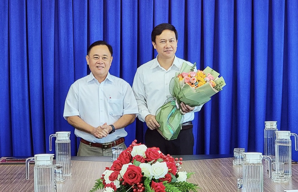Ông Lý Văn Đẹp, Phó Giám đốc Sở Nội vụ tỉnh Bình Dương  chúc mừng đồng chí Bùi Hữu Toàn
