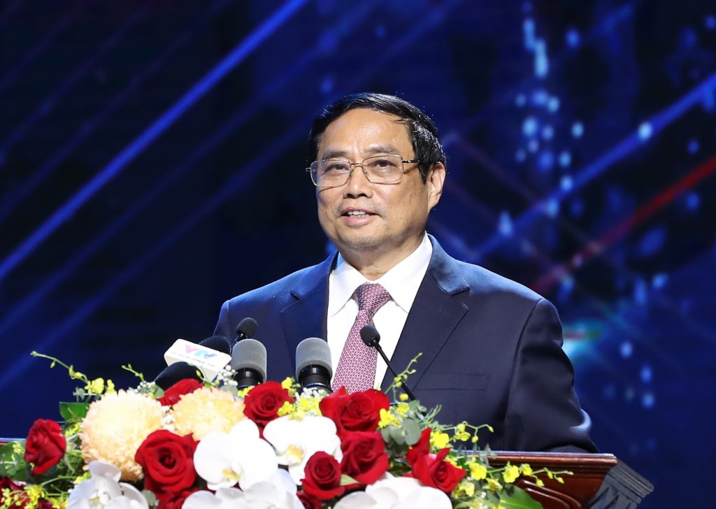 Thủ tướng Phạm Minh Chính chúc mừng và biểu dương những chiến công, thành tích xuất sắc của các lực lượng, đặc biệt là 143 điển hình tiên tiến được tôn vinh - Ảnh: VGP/Nhật Bắc