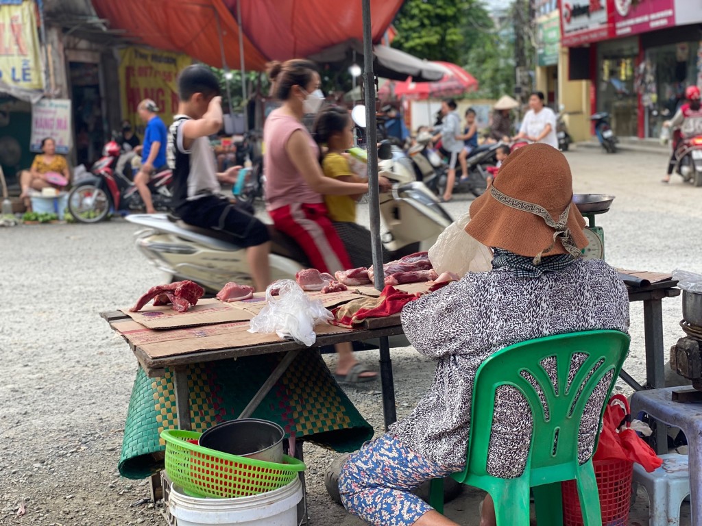 Các quầy thịt sống được bán khắp các mặt đường đầy bụi