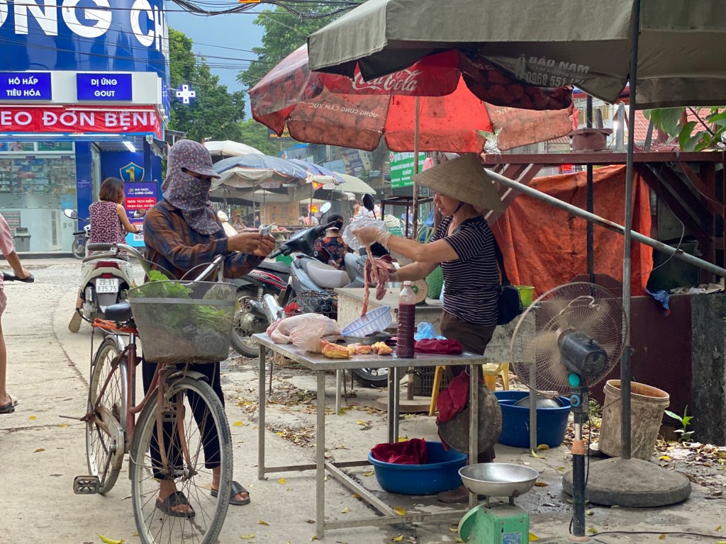 Nguy cơ mất an toàn thực phẩm ở các chợ dân sinh tự phát