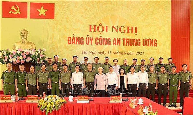 Tổng Bí thư Nguyễn Phú Trọng, Chủ tịch nước Võ Văn Thưởng, Thủ tướng Chính phủ Phạm Minh Chính cùng các đồng chí lãnh đạo Đảng, Nhà nước với các đồng chí trong Đảng ủy Công an Trung ương dự hội nghị. Ảnh: Trí Dũng/TTXVN