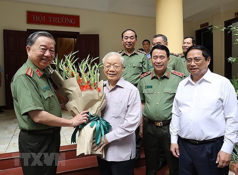 Đại tướng Tô Lâm, Ủy viên Bộ Chính trị, Bí thư Đảng ủy Công an Trung ương, Bộ trưởng Công an tặng hoa Tổng Bí thư Nguyễn Phú Trọng.