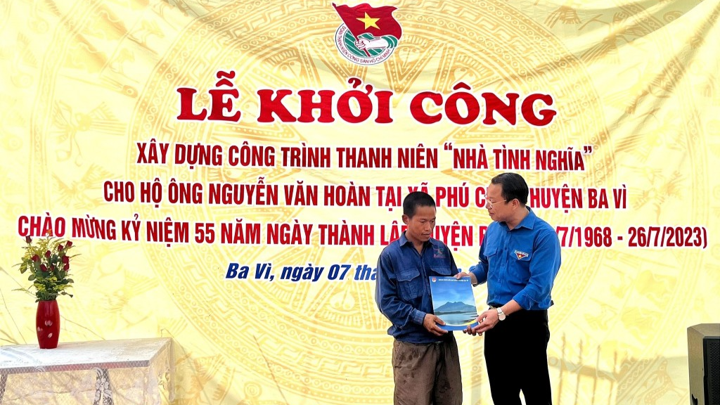 Anh Nguyễn Văn Hoàn đón nhận món quà từ Đoàn Thanh niên huyện Ba Vì 