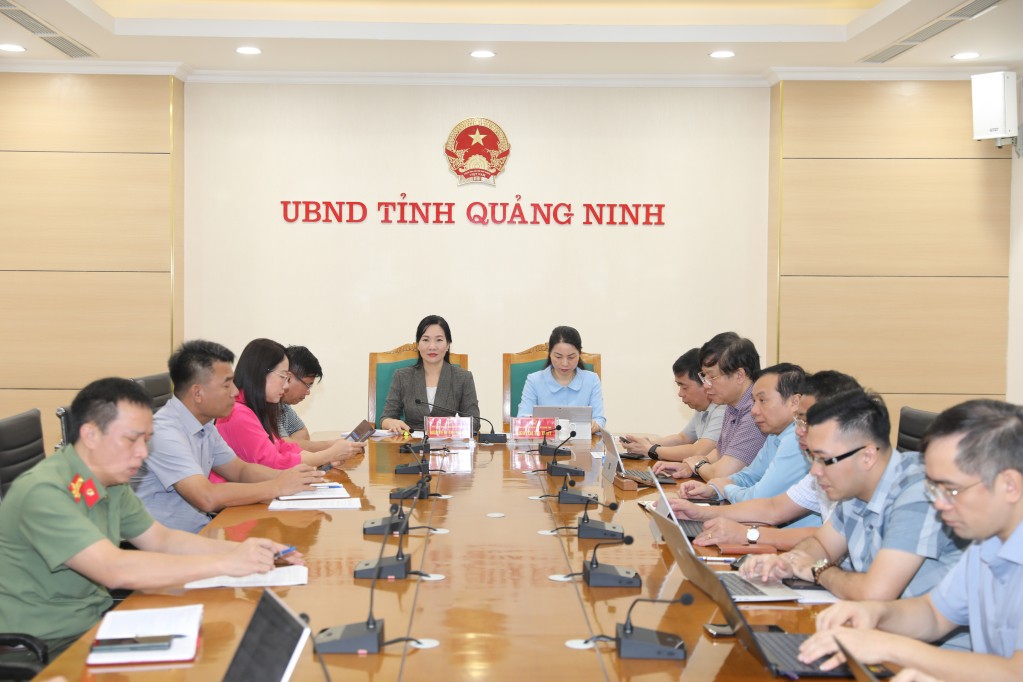Phó chủ tịch UBND tỉnh Quảng Ninh và Giám đốc Sở GD&ĐT chủ trì cuộc họp trực tuyến chuẩn bị cho kỳ thi THPT Quốc gia năm 2023.