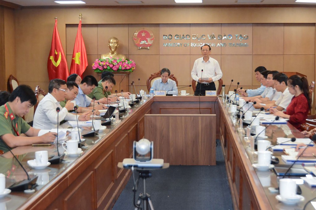Thứ trưởng Bộ GD&ĐT, Trưởng Ban Chỉ đạo cấp quốc gia Kỳ thi tốt nghiệp THPT năm 2023 Phạm Ngọc Thưởng phát biểu kết luận cuộc họp.