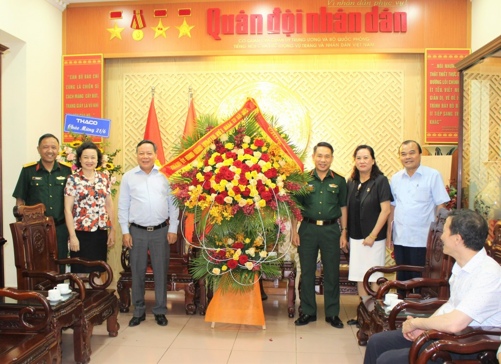 Phó Bí thư Thành ủy Nguyễn Văn Phong chúc mừng các đơn vị nhân Ngày Báo chí cách mạng Việt Nam