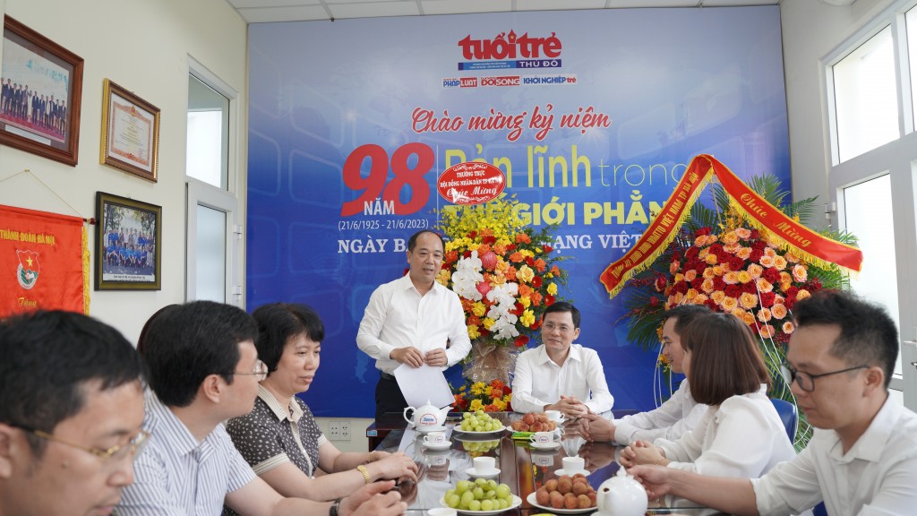 Phó Chủ tịch HĐND TP Hà Nội Pham Quí Tiên thăm, chúc mừng Báo Tuổi trẻ Thủ đô