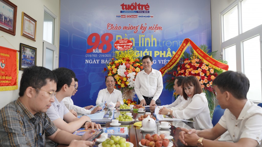 Phó Chủ tịch HĐND TP Hà Nội Pham Quí Tiên thăm, chúc mừng Báo Tuổi trẻ Thủ đô