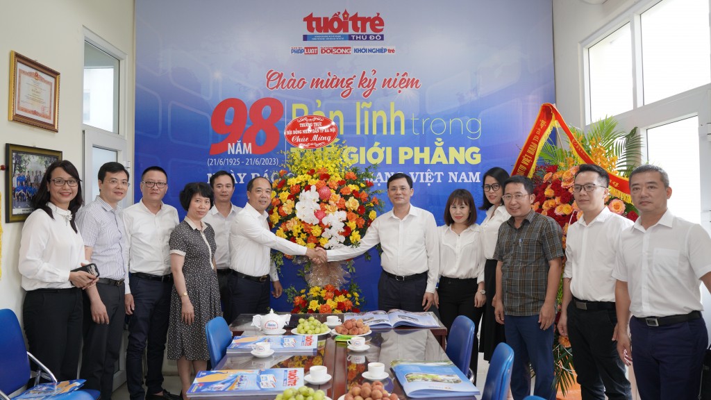 Phó Chủ tịch HĐND TP Hà Nội Pham Quí Tiên thăm, chúc mừng Báo Tuổi trẻ Thủ đô