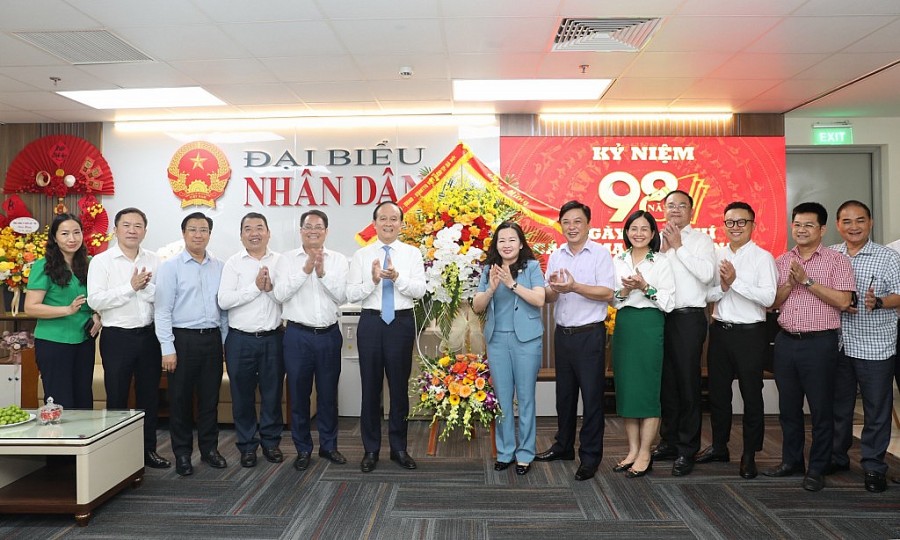 Chủ tịch HĐND TP Hà Nội Nguyễn Ngọc Tuấn chúc mừng các cơ quan báo chí Trung ương, thành phố