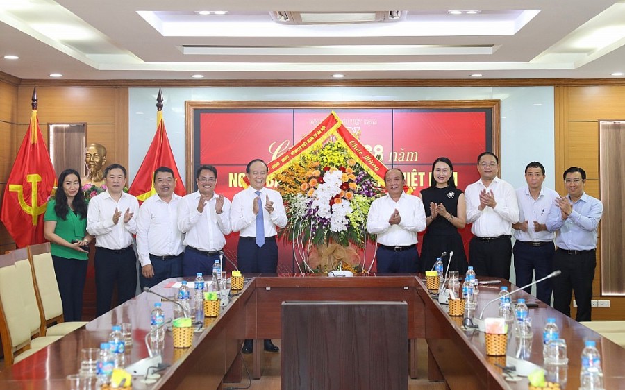 Chủ tịch HĐND TP Hà Nội Nguyễn Ngọc Tuấn chúc mừng các cơ quan báo chí Trung ương, thành phố