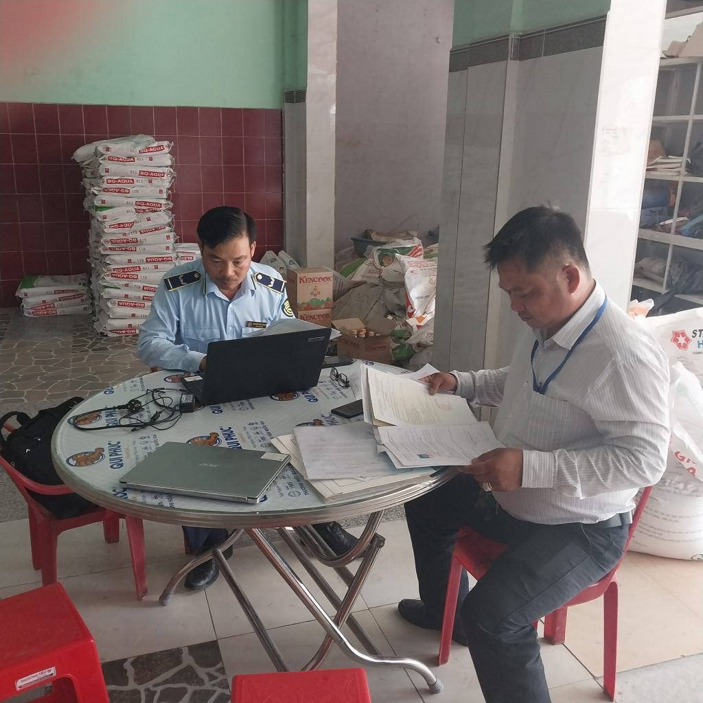 Tiền Giang: Phát hiện 2 cơ sở buôn bán thức ăn chăn nuôi giả