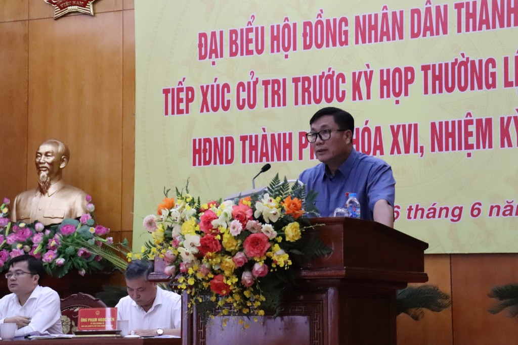 Đại biểu Nguyễn Quang Hiếu, thay mặt tổ đại biểu số 8, đại biểu HĐND TP Hà Nội