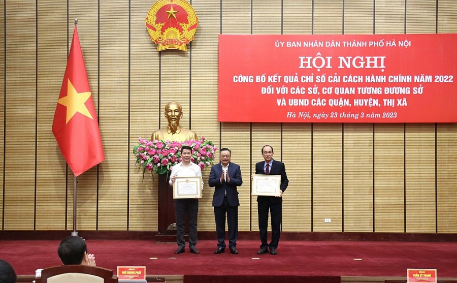 Chủ tịch UBND thành phố Hà Nội Trần Sỹ Thanh trao Bằng khen của UBND thành phố cho 2 đơn vị dẫn đầu khối sở và khối huyện