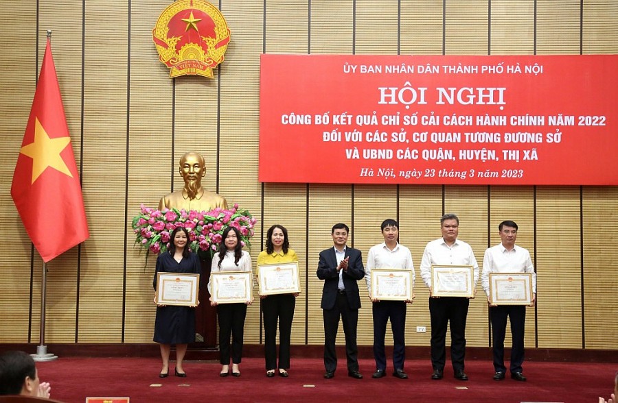 Phó Chủ tịch HĐND thành phố Hà Nội Phạm Quí Tiên trao Bằng khen của UBND thành phố cho các Sở, ngành có tiến bộ vượt bậc trong cải cách hành chính năm 2022