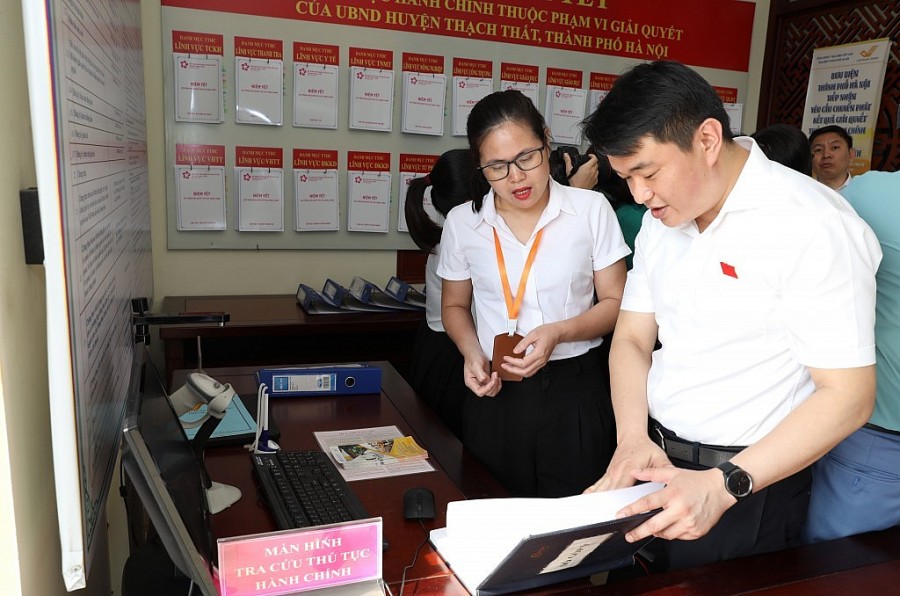 Đoàn giám sát kiểm tra công tác CCHC tại UBND huyện Thạch Thất