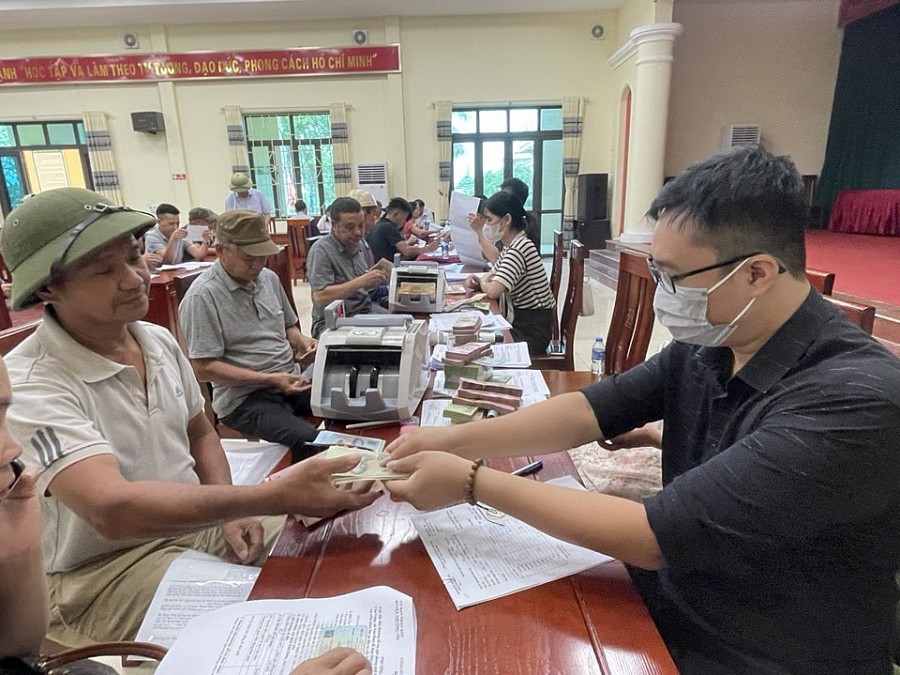Người dân xã Văn Bình hoàn thiện thủ tục nhận tiền chi trả, bồi thường GPMB dự án đường Vành đai 4 ngày 15/6