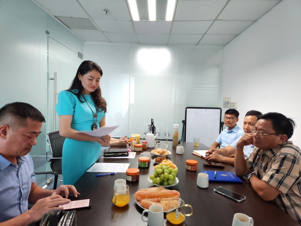 Trưởng Văn phòng đại diện báo Tuổi trẻ Thủ đô tại Đông Nam Bộ phát biểu tại buổi làm việc với Ban biên tập báo