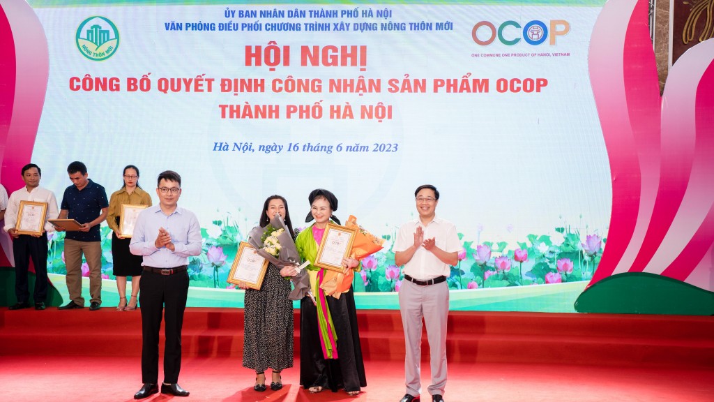 Hà Nội Công bố Quyết định và trao giấy chứng nhận 518 sản phẩm OCOP