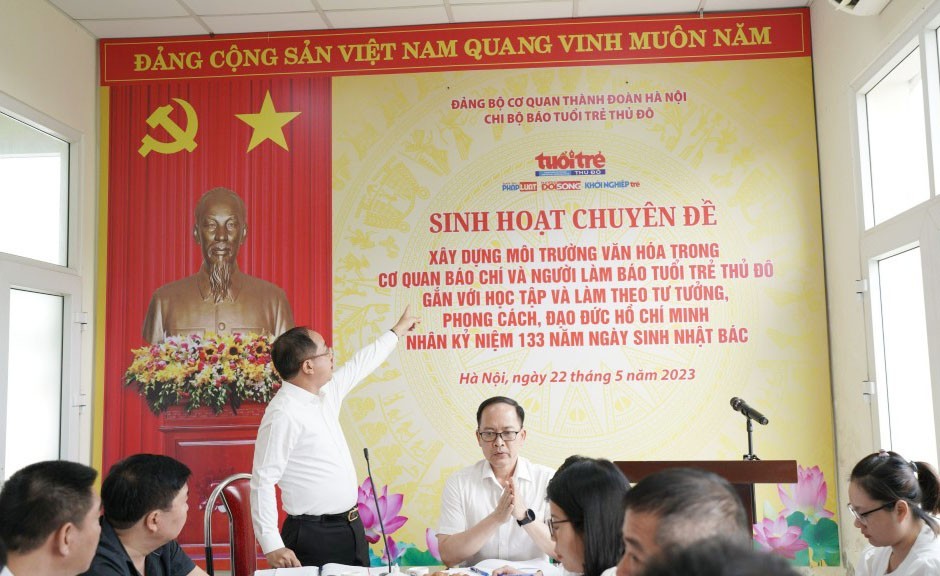 Đồng chí Bí thư Chi bộ Nguyễn Mạnh Hưng đề nghị Ban Thư ký Chi hội bắt tay ngay vào xây dựng kế hoạch triển khai phong trào thi đua xây dựng môi trường văn hóa