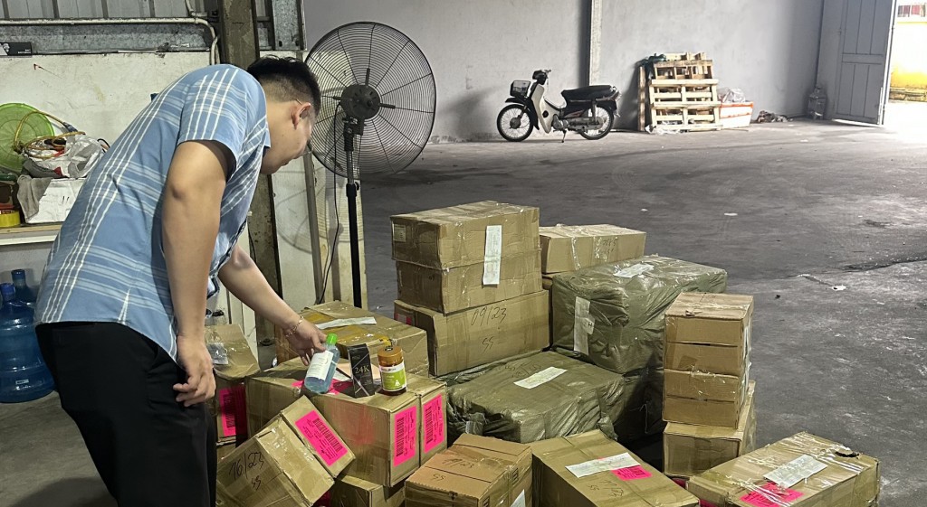 Phát hiện, tạm giữ lô hàng mỹ phẩm có dấu hiệu là hàng nhập lậu có giá trị trên 150 triệu đồng.