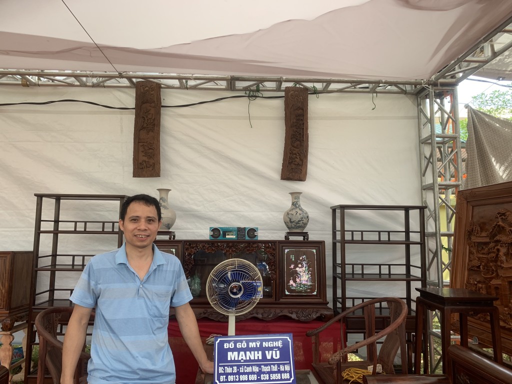 Anh Vũ Văn Mạnh (cơ sở mỹ nghệ Mạnh Vũ) cho hay, cơ sở của anh tập trung vào các sản phẩm sập gụ, tủ chè, các mẫu mã trường kỷ. Những năm vừa qua, khi đăng ký và được công nhận sản phẩm OCOP, cơ sở Mạnh Vũ được khách hàng biết đến nhiều hơn, nhờ đó, doanh thu cũng tăng trưởng đáng kể.