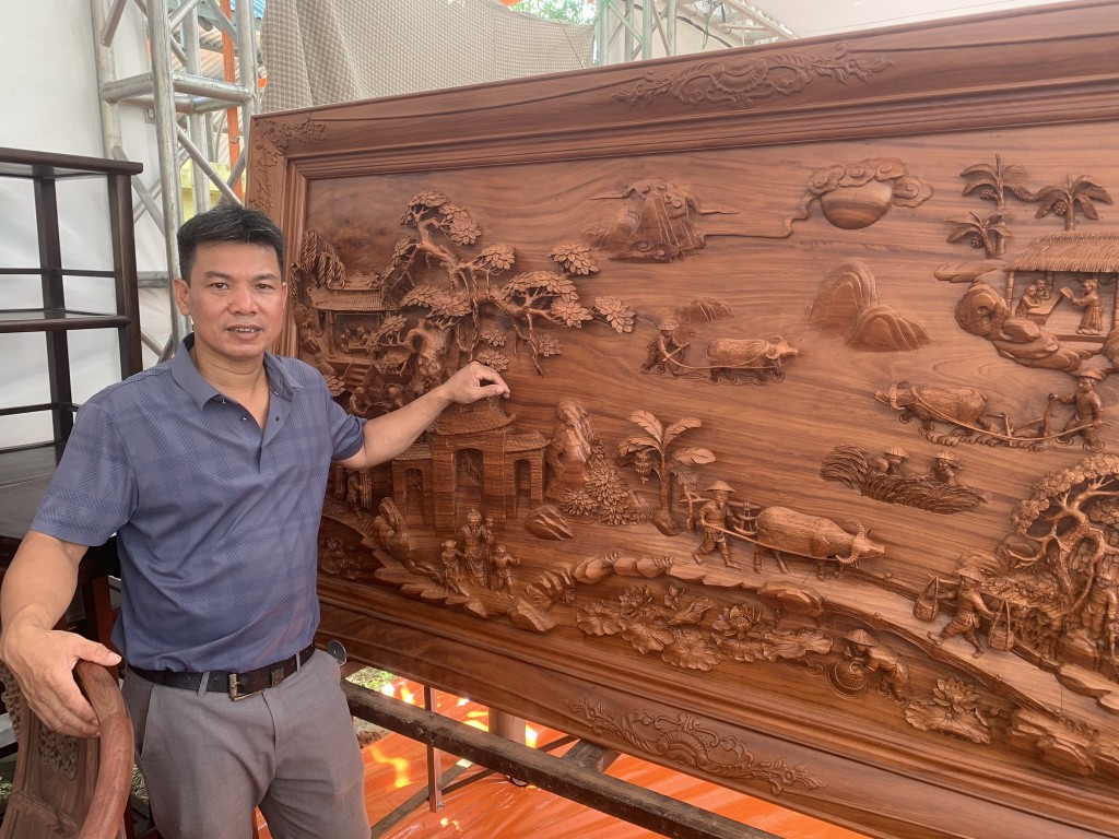 Tranh gỗ là sản phẩm độc đáo mới được phát triển trong khoảng 2 thập kỷ gần đây tại làng nghề Canh Nậu. 